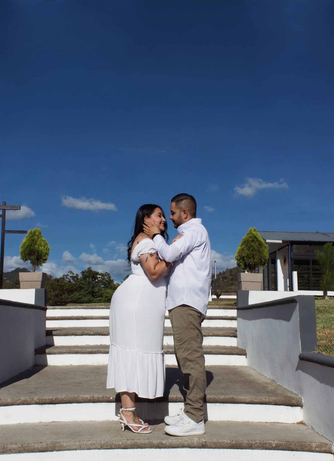 Karla y Luis sonriendo juntos