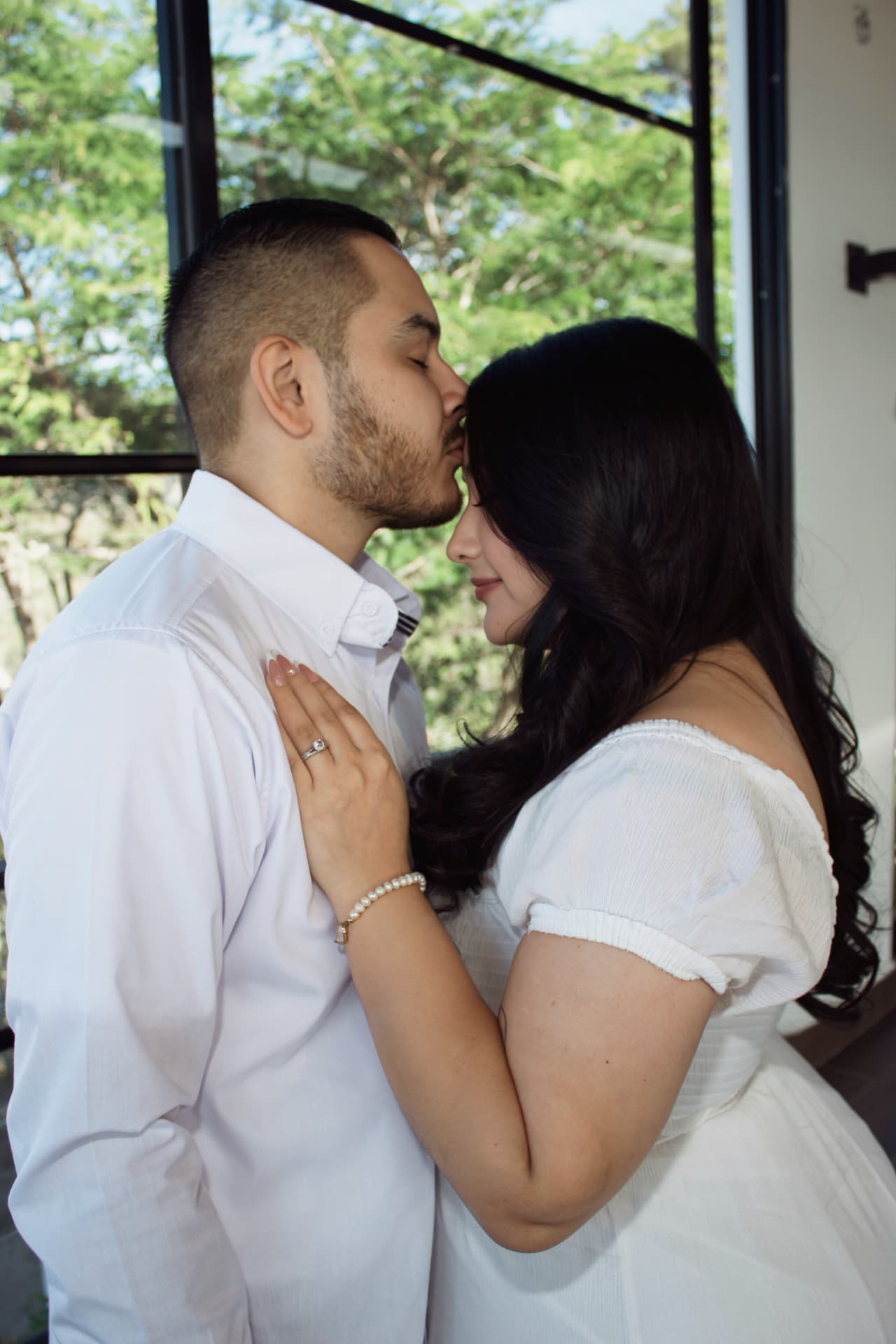 Luis y Karla tomados de la mano