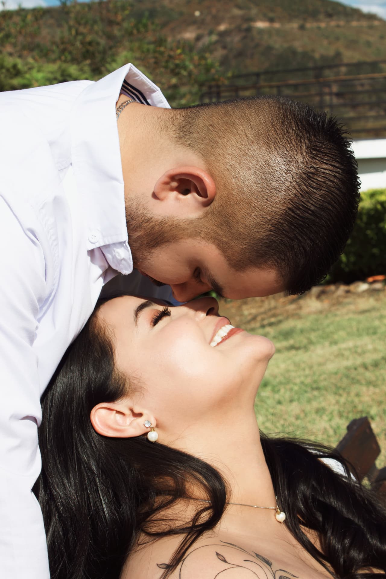 Luis y Karla caminando juntos